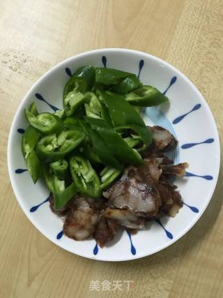 辣椒炒熏肠的做法步骤：2