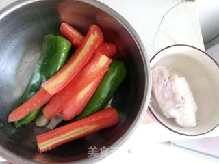 辣椒炒肉（满满的维生素）的做法步骤：1