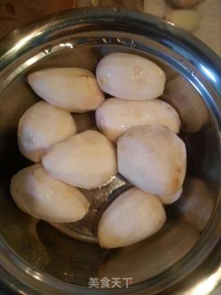 鸡肉料理 芋头炖鸡腿的做法步骤：2