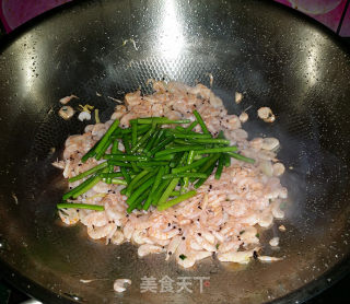 蒜苗爆磷虾的做法步骤：9