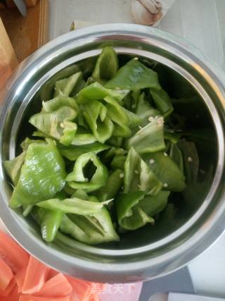 鸡肉炒青椒的做法步骤：1