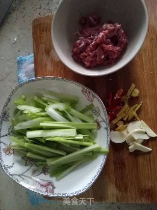 西芹牛肉的做法步骤：2