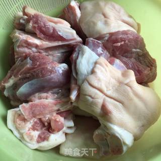腐乳焖猪脚的做法步骤：1