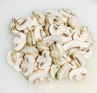 双孢菇炒五花肉的做法步骤：1