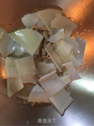 酱烧肉丝粉皮的做法步骤：2