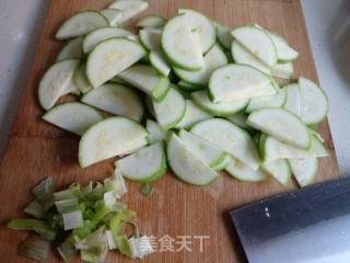角瓜番茄炒蛋的做法步骤：1