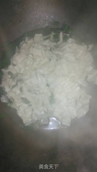 快手懒人餐－蒜叶鹅肠面的做法步骤：3
