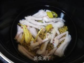 鸡爪黄豆汤的做法步骤：4