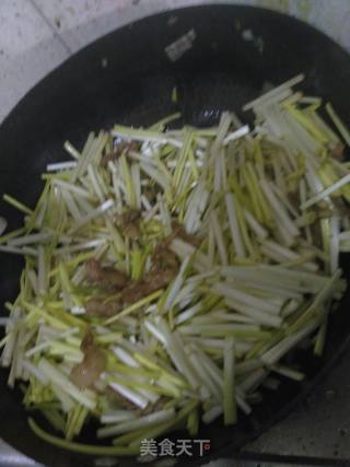 蒜黄炒肉的做法步骤：6