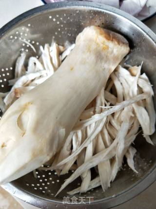 手撕杏鲍菇的做法步骤：1