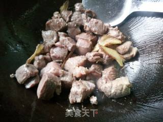 土豆炖牛腩的做法步骤：2