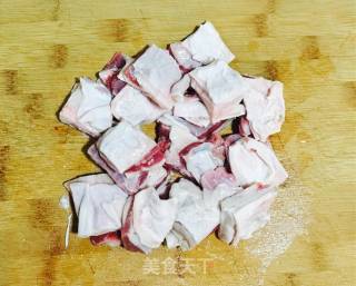 红烧牛腩的做法步骤：1