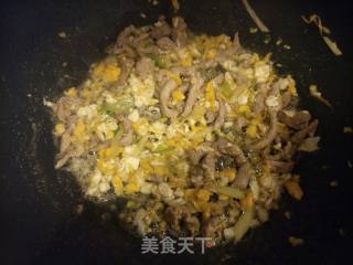 咸菜炒鸡蛋的做法步骤：2