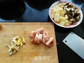 小鸡腿炖土豆香菇的做法步骤：1