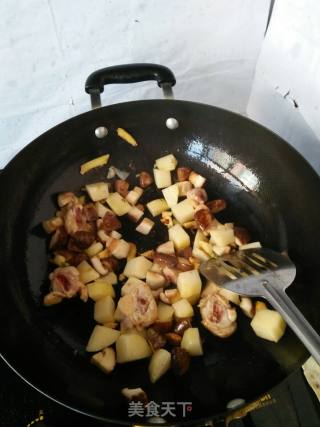 小鸡腿炖土豆香菇的做法步骤：2