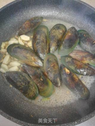 炒青口的做法步骤：3
