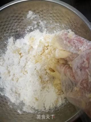 蛋黄酥的做法步骤：1