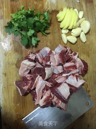 红烧牛肉的做法步骤：1