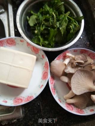 芹菜叶豆腐汤的做法步骤：1