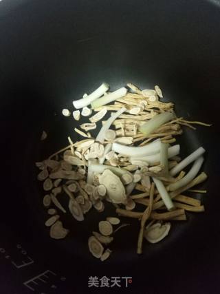党参黄芪炖鸡汤的做法步骤：2