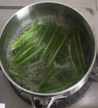 蒜香浇汁秋葵的做法步骤：2