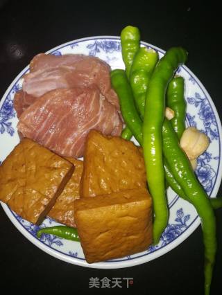 尖椒肉丝炒豆干的做法步骤：1