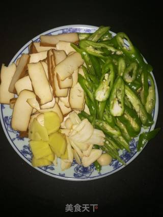 尖椒肉丝炒豆干的做法步骤：2