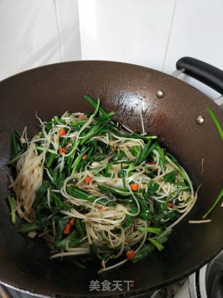韭菜炒银牙的做法步骤：7