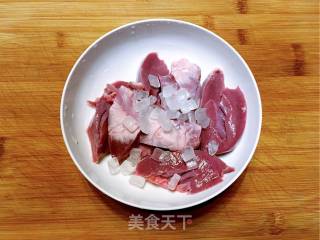 冰糖花雕炖猪心的做法步骤：2