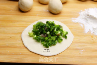 鲜肉香葱煎饼的做法步骤：6