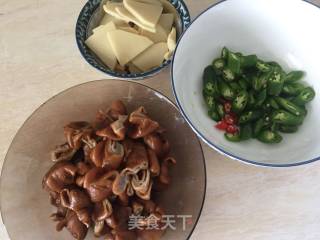 酸笋炒大肠的做法步骤：3
