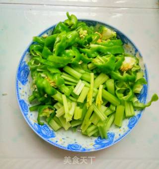 芹菜炒肉的做法步骤：1