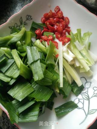 蒜叶烧豆腐的做法步骤：2