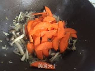 家常胡萝卜炒蟹味菇的做法步骤：5