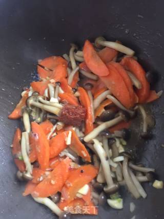 家常胡萝卜炒蟹味菇的做法步骤：7