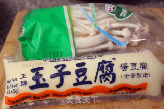 海鲜菇炒玉子豆腐的做法步骤：1