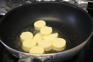 海鲜菇炒玉子豆腐的做法步骤：2