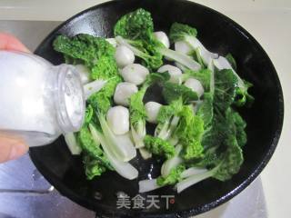 鱼丸炒小白菜的做法步骤：5
