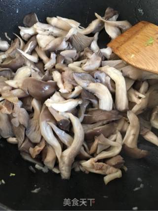 猪肉炒平菇的做法步骤：7
