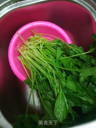 白汆菠菜的做法步骤：1