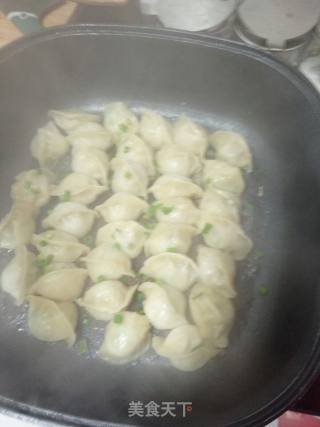 煎饺的做法步骤：1