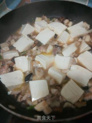 香菇猪肉炖豆腐的做法步骤：2