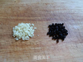 蒜蓉豆豉拌苦瓜的做法步骤：2