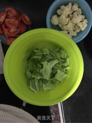 番茄蔬菜汤的做法步骤：1