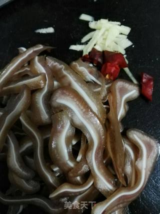猪耳炒香干的做法步骤：2