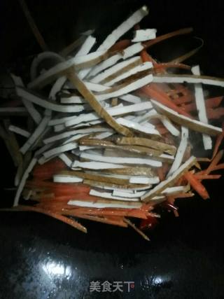 猪耳炒香干的做法步骤：4