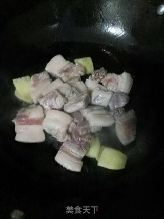 五花肉烧胡萝卜的做法步骤：3