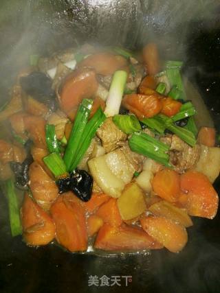 五花肉烧胡萝卜的做法步骤：11