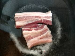蒜苗炒肉的做法步骤：1