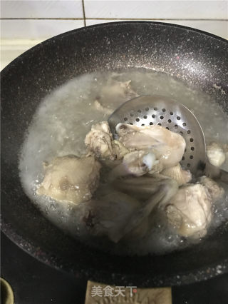 香菇银耳土鸡汤的做法步骤：1